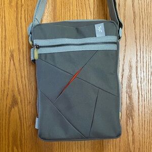 Case Logic NWOT Gray Red Canvas Tech Organizer Crossbody Phone Tablet 8x10